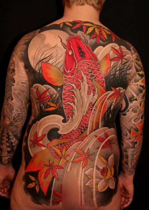 Tatuaje de pez koi, espalda completa