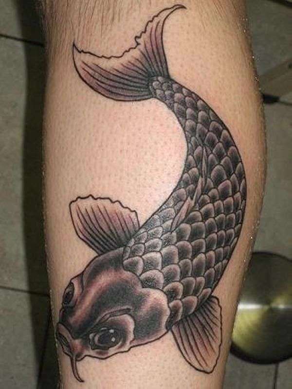 Tatuaje de pez koi negro solo