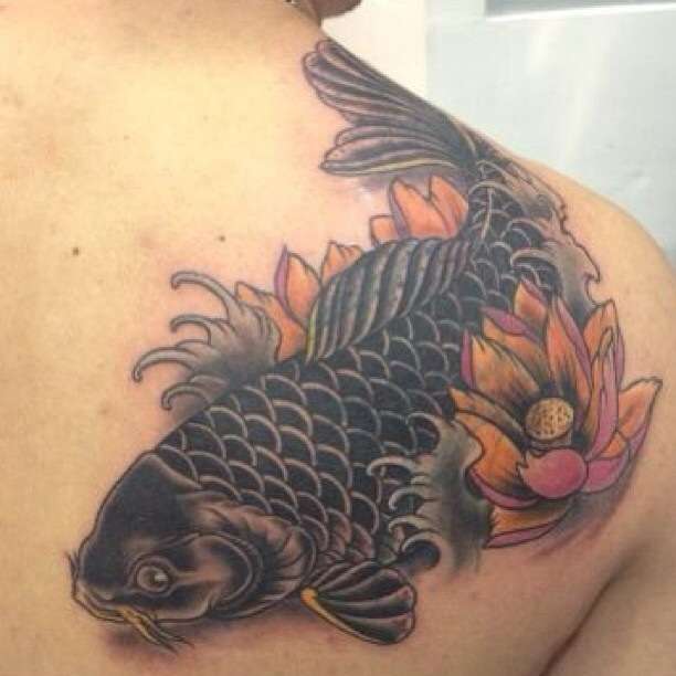 Tatuaje de pez koi con flor de loto