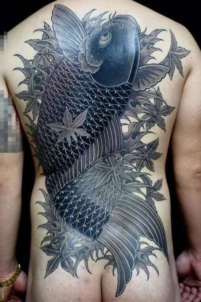Tatuaje de pez koi negro, espalda completa