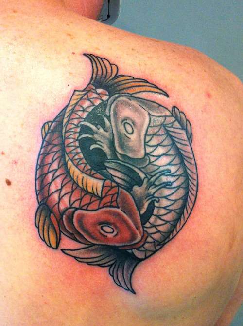 Tatuaje de peces koi Ying y Yang - omóplato
