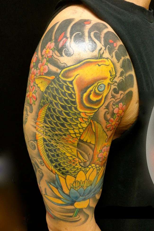 Tatuaje de pez koi amarillo río arriba