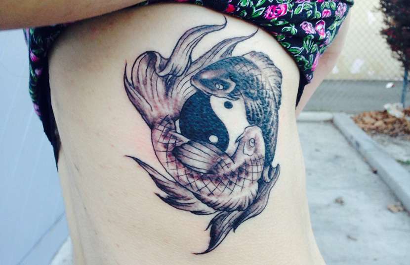 Tatuaje de peces koi Ying y Yang - lateral