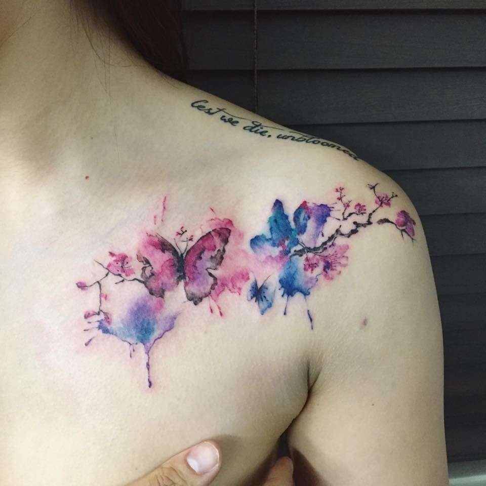 Tatuaje de flor de cerezo y mariposas - acuarela