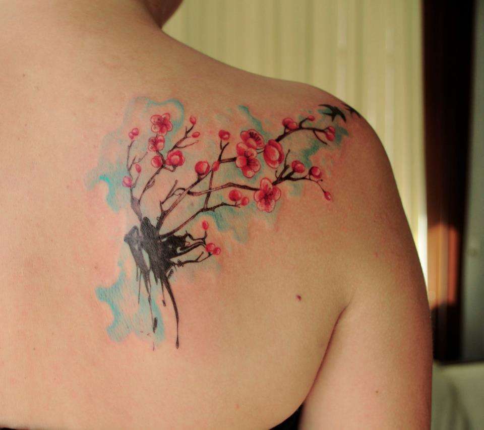 Tatuaje de flor de cerezo y aves