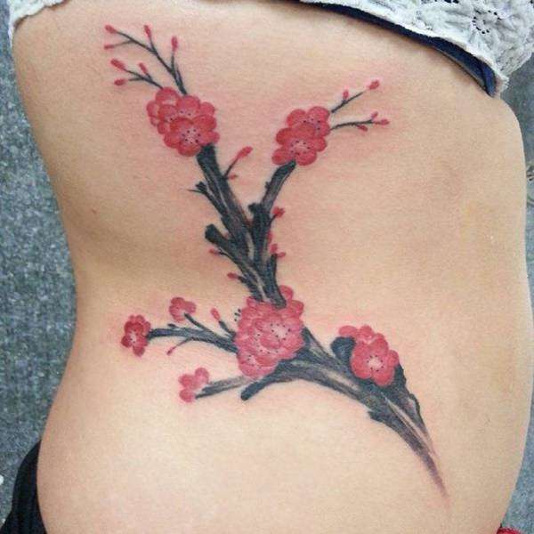 Tatuaje de flor de cerezo - lateral