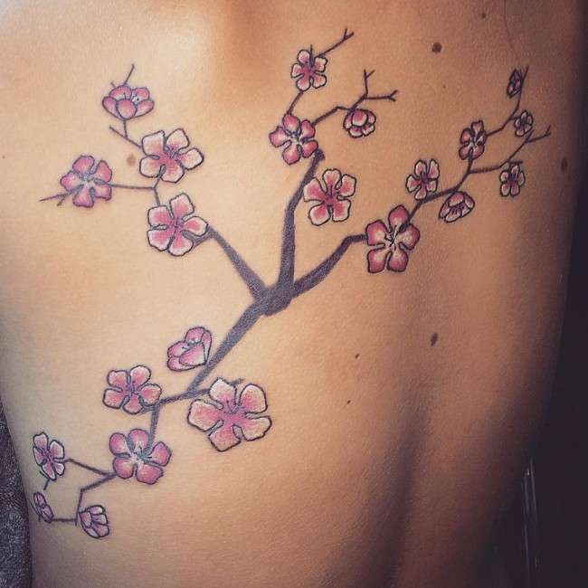 Tatuaje flores de cerezo en espalda