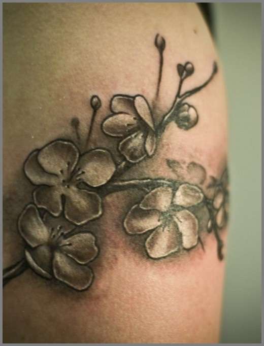 Tatuaje flores de cerezo en blanco y negro