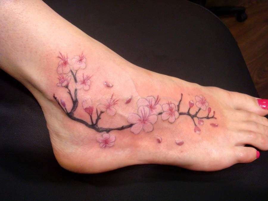 Tatuaje de flores de cerezo en el pie