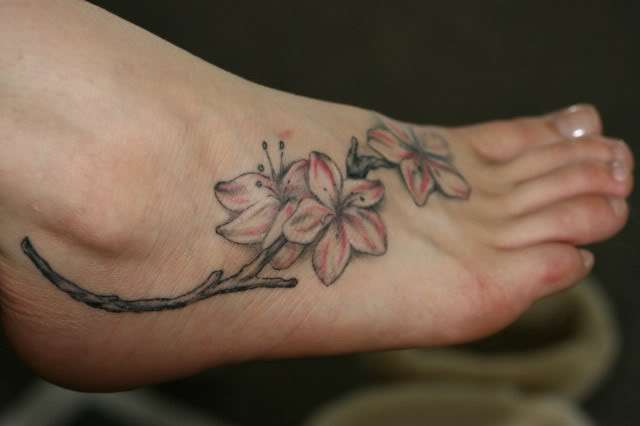 Tatuaje flores de cerezo - blanco y negro con detalle en rosado