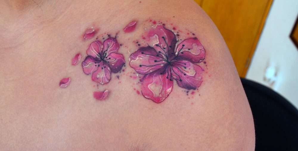 Tatuaje de dos flores de cerezo en el hombro