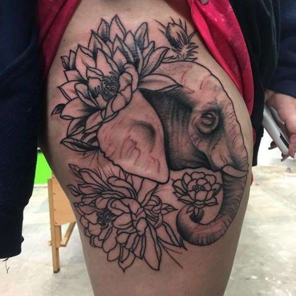 Tatuaje en el muslo - elefante y flores