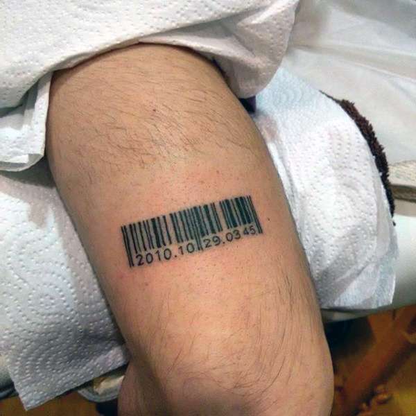 Tatuaje en el muslo - código de barras