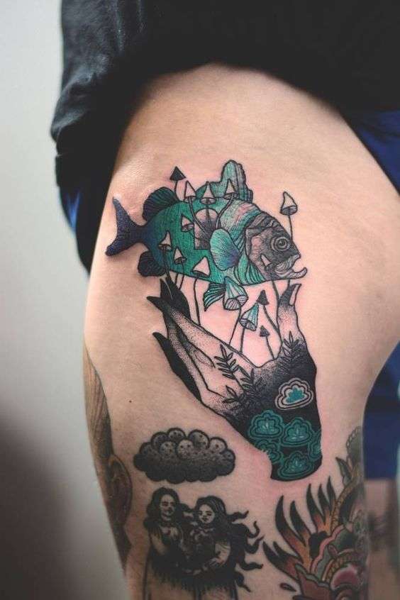 Tatuaje en el muslo - mano y pez verde