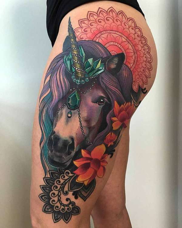 Tatuaje en el muslo - unicornio