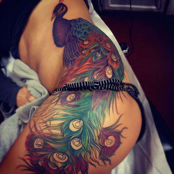 Tatuaje en el muslo - pavo real