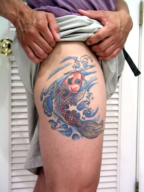 Tatuaje en el muslo - pez koi