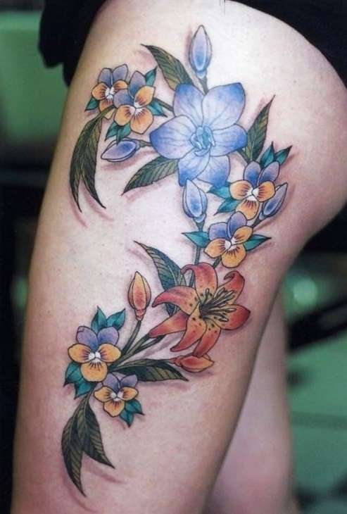 Tatuaje en el muslo - flores en colores