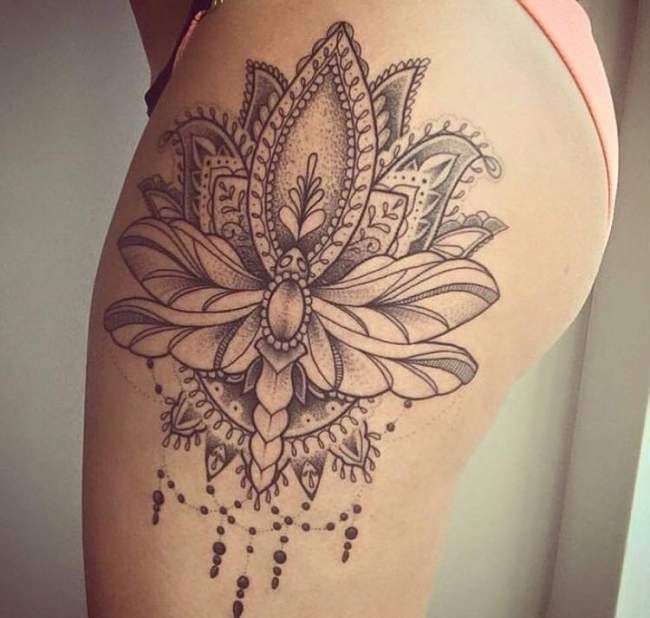 Tatuaje en el muslo - flor