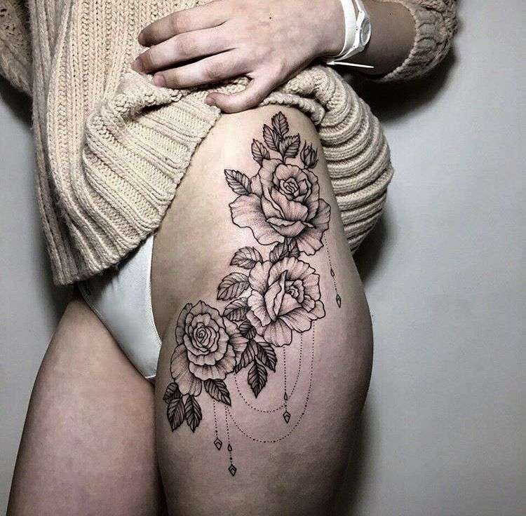 Tatuaje en el muslo - tres rosas