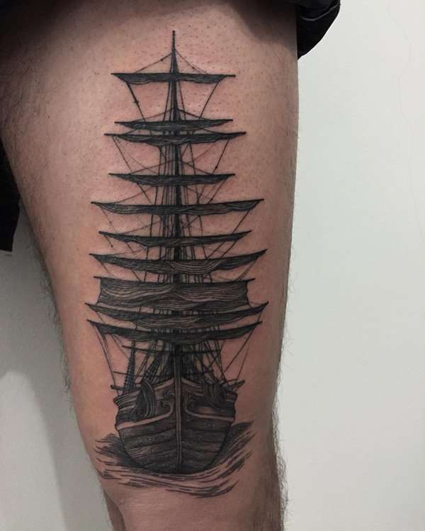 Tatuaje en el muslo - barco