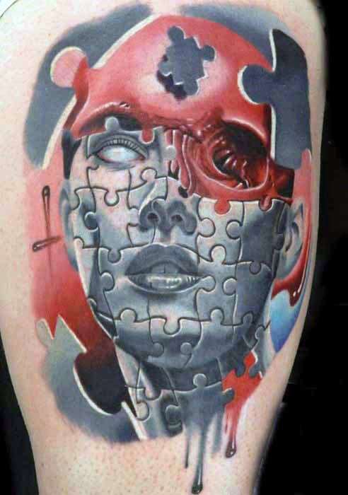 Tatuaje en el muslo - rostro de puzzle