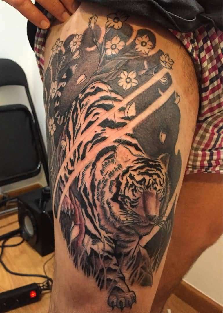 Tatuaje en el muslo - tigre y flores de cerezo