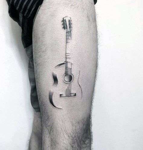 Tatuaje en el muslo - guitarra