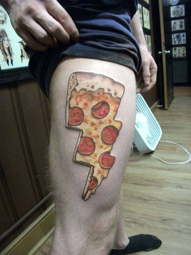 Tatuaje en el muslo - pizza