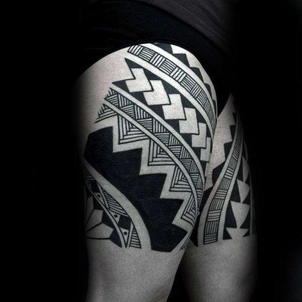 Tatuaje tribal en ambos muslos