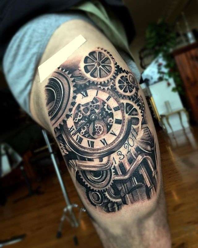 Tatuaje en el muslo - ruedas de reloj