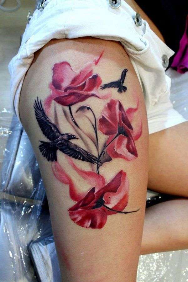 Tatuaje en el muslo - aves y flores rojas
