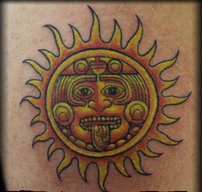 Tatuaje de sol azteca en color amarillo