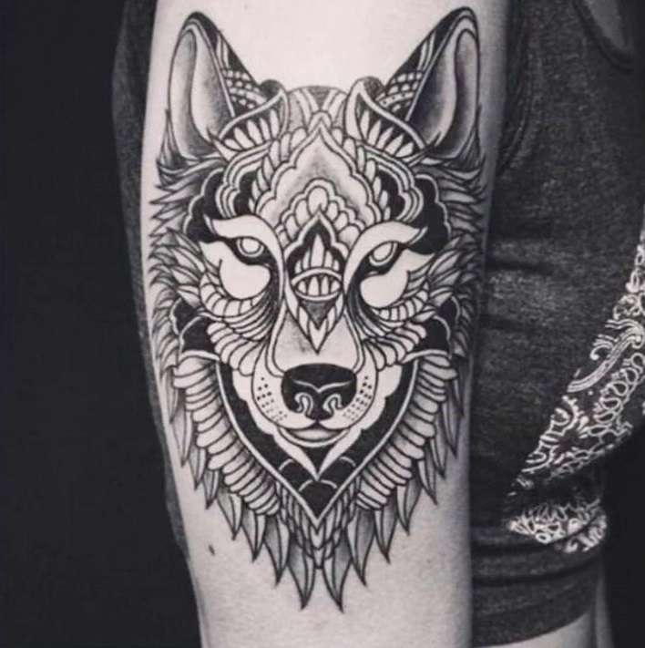 Tatuaje de lobo en brazo