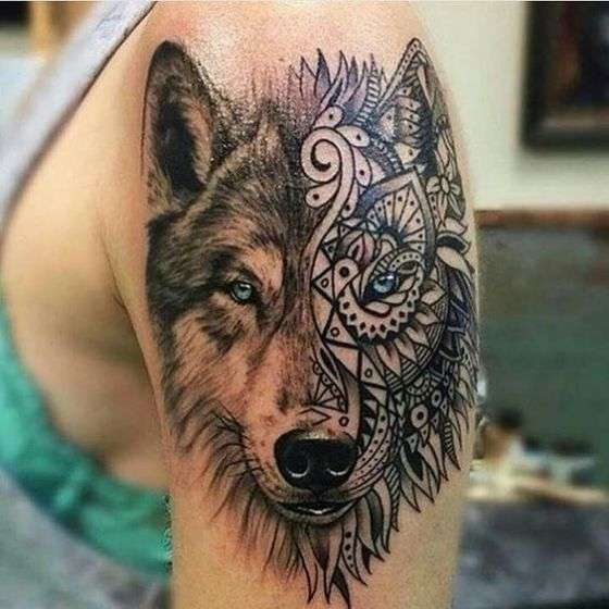 Tatuaje de lobo mitad realista mitad mandala