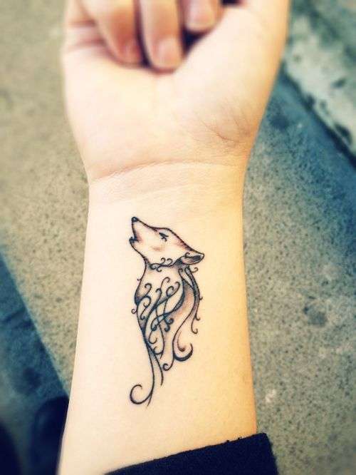 Tatuaje de lobo en la muñeca