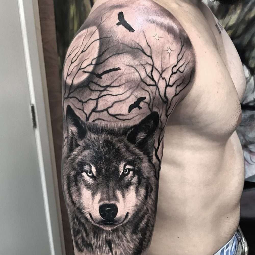 Tatuaje de lobo, luna y árboles
