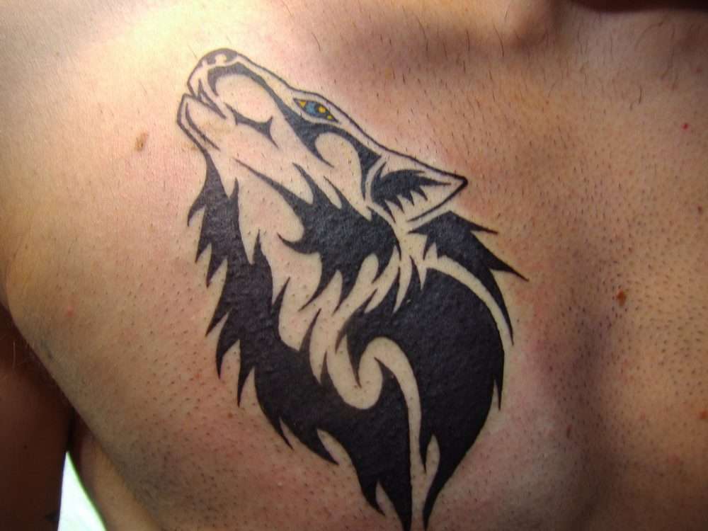 Tatuaje de lobo tribal con detalle en color