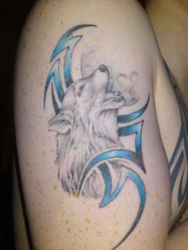 Tatuaje lobo tribal con luna y detalle en azul