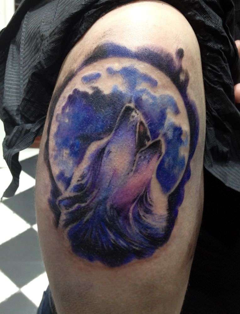 Tatuaje de lobo en colores violeta