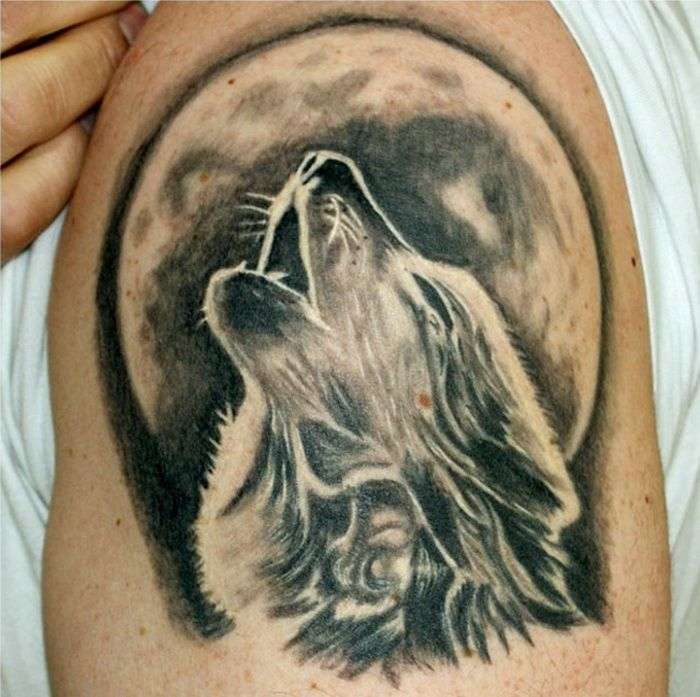 Tatuaje de lobo aullando