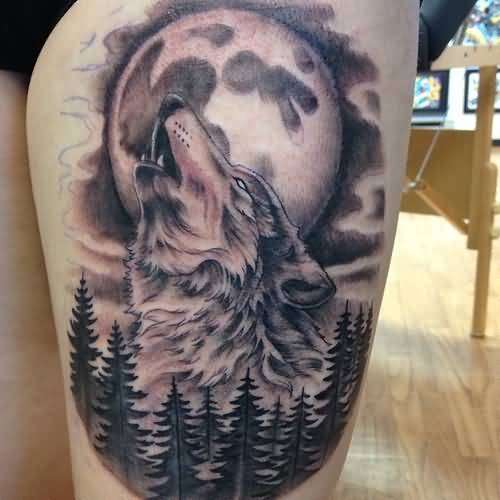 Tatuaje de lobo aullando en bosque