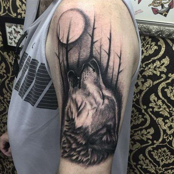 Tatuaje de lobo aullando a la luna llena