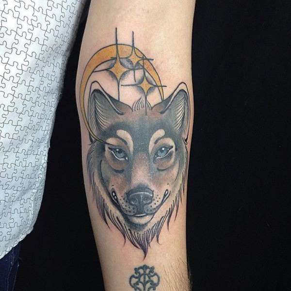 Tatuaje de lobo con luna y estrellas