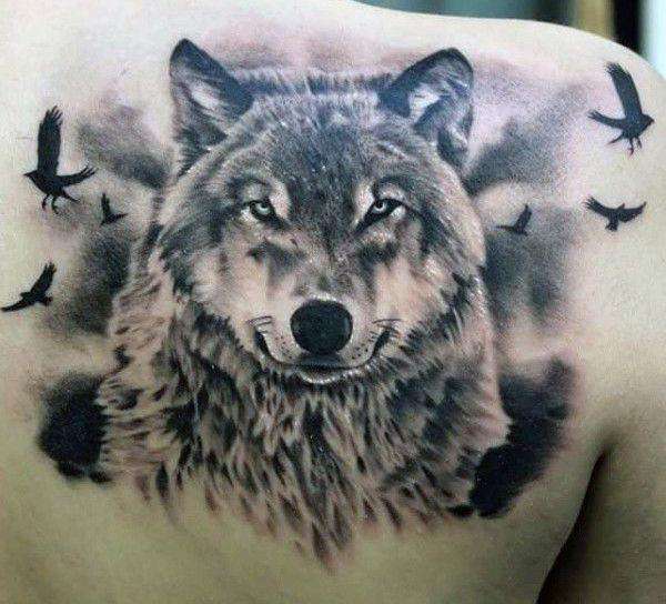 Tatuaje de lobo y aves