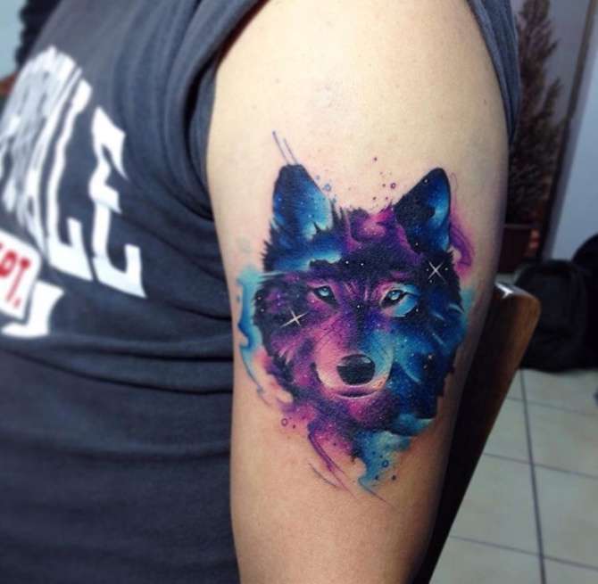 Tatuaje de lobo con colores de la noche