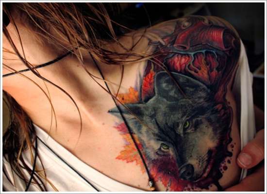 Tatuaje de lobo en pectoral