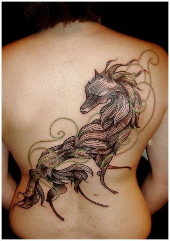 Tatuaje de lobo estilizado en espalda
