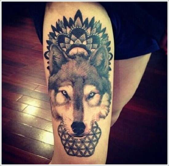 Tatuaje de lobo con figuras geométricas