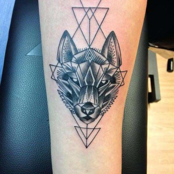 Tatuaje de lobo con triángulos